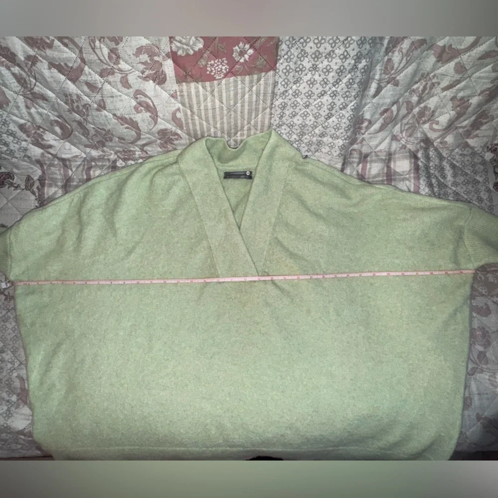 Anthropologie Pistachio oversized ribbed sleeve Sweater. Size M GUC.